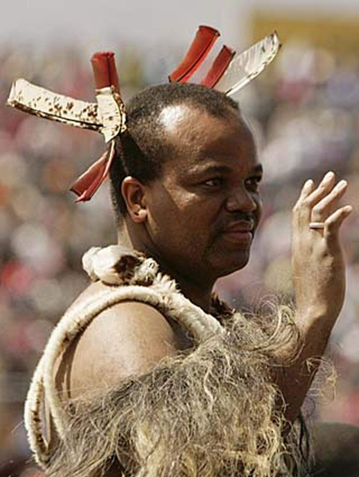 Mswati ist der letzte Monarch Afrikas. Er regiert mittels Dekreten und hat demokratische Reformen des Landes bisher nur sehr zögerlich in Angriff genommen. Politische Parteien gibt es in Swasiland immer noch keine.  König Mswati hat zehn Ehefrauen und gibt für seine Projekte Millionen aus, während die Bevölkerung hungert. Neuestes Projekt: Ein Palast für seine Verwandten um 15 Millionen Dollar. Seine Regierungsführung ist zweifelhaft: 2001 wurden einige Zeitungen verboten - Mswati gab später zu, das Gesetz niemals gelesen zu haben.