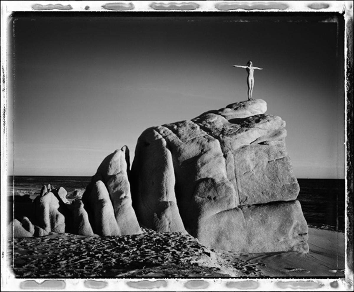 Besonders offenkundig ist der Einfluss Newtons in den Arbeiten von George Holz, der in seinen Fotografien mit harten Kontrasten und einem monumentalen Stil spielt. Paula as Cross, Cabo San Luca, Mexico 1989.