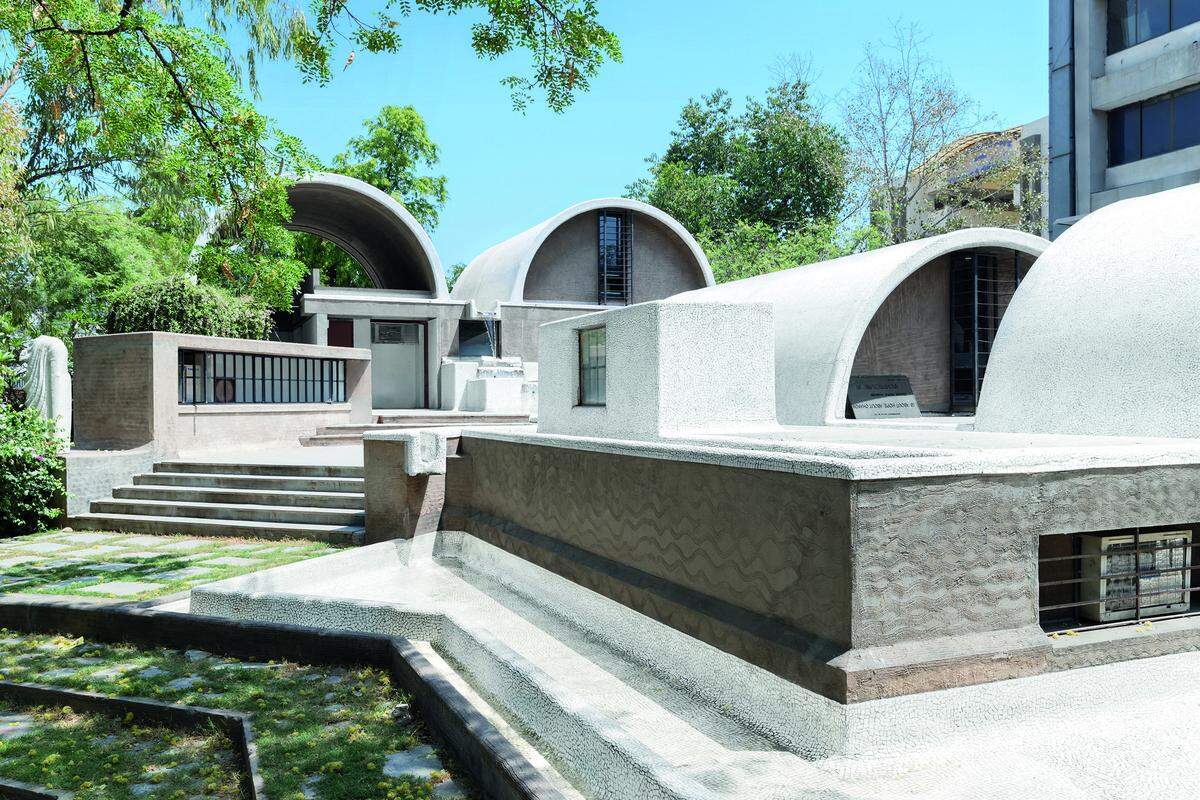 Architekturbüro Sangath, Ahmedabad, 1980 Der indische Architekt, Pritzker Preisträger und Lehrer Balkrishna Yoshi und sein Schaffen steht ab 29. Mai für genau ein Monat im Zentrum der Ausstellung im Architekturzentrum Wien (AzW)...