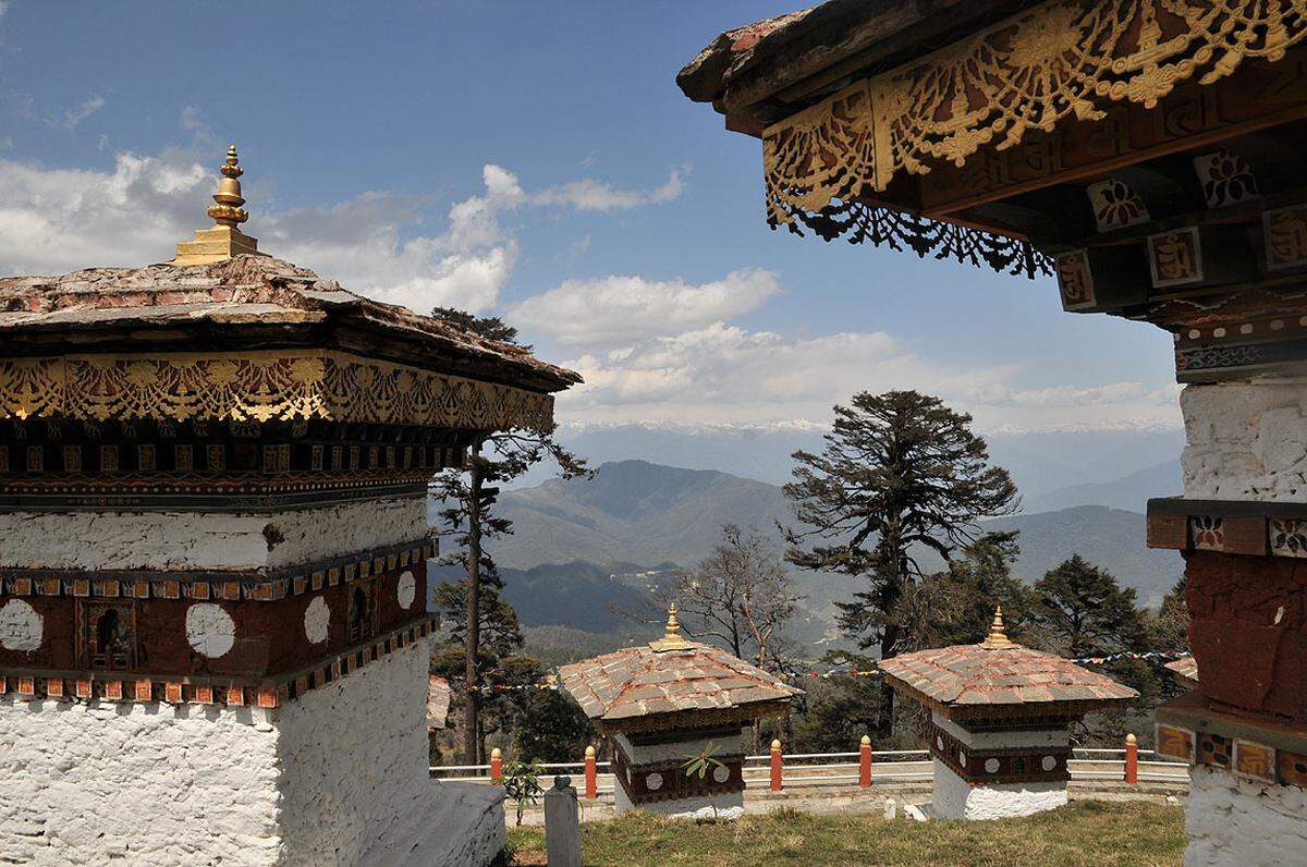 Vom Dochula Pass auf über 3000m aus fühlt man sich beinahe, als würde man ganz Bhutan überblicken. Die 108 Chörten stehen als steinerne Mahnmale für Kämpfe zwischen Bhutan und terroristischen Kämpfern aus Indien.