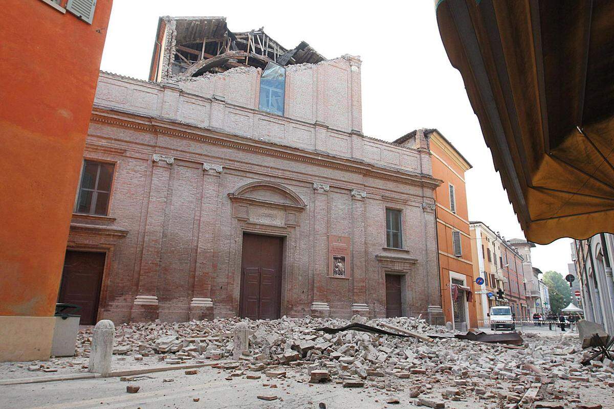 Die Erschütterungen waren auch in der Toskana, im Veneto, in der Lombardei, in Trentino Südtirol und in Friaul zu spüren. Die Bahnhochgeschwindigkeitsstrecke zwischen Bologna und Florenz war mehrere Stunden lang unterbrochen, konnte am Sonntagvormittag jedoch wieder in Betrieb genommen werden. In der lombardischen Provinz Mantua wurden mehrere Kirchen und ältere Gebäude beschädigt.