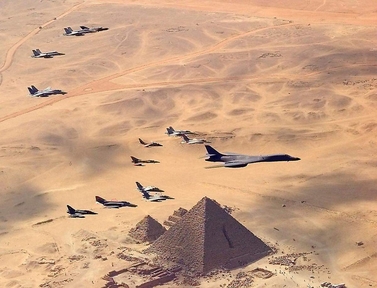 Eine B1 und andere über Ägypten 1999 - man erkennt F-18, F-16, F-14, Mirage 3 oder 5, Mirage 2000, Phantom, Alpha Jet und MiG-21. Wie viele Flugzeuge die Koalition einsetzt, ist schwer zu sagen, schon, weil die arabischen Luftwaffen theoretisch komplett bereitstehen. Bei einigen Ländern ist die Zahl bekannt: Australien (8), Frankreich, Holland, Belgien, Großbritannien, Dänemark je 6. Die US-Assets auf nahöstlichen Basen am Boden zu ermitteln führte hier zu weit, wird aber wohl mehr als 100 betragen.