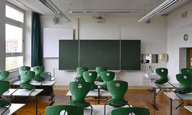 leeres Klassenzimmer, aufgestuhlt, Einzeltische ohne Abstandsregel, Corona-Krise, Deutschland Wiederbeginn der Schule n