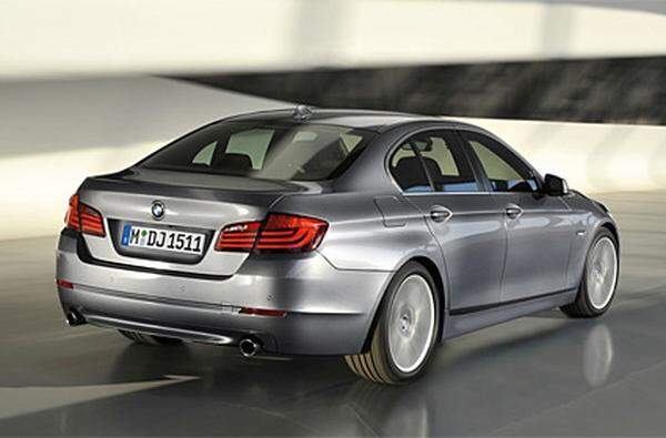 Optische Revolutionen hat sich BMW verkniffen, auch beim Design ist der neue 5er recht nahe an der 7er-Reihe. Eine coupé-haft fließende Dachlinie ist derzeit en vogue bei den Autodesignern.