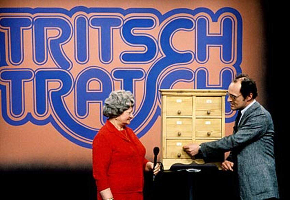 Absurde Preise, Promi-Talk, Lebenshilfe und Quiz - "Tritsch tratsch" war alles in einem. 1979 startete das Erfolgsformat des ORF. 1983, ein Jahr vor dem Aus, fuhr die Sendung mit Moderator "Joki" Kirschner eine Rekordquote von 2,3 Millionen Zuschauern ein. Als Tritsch Tratsch-Mädchen begann Vera Russwurm ihre Karriere. Im Bild: Kirschner mit Publikumskandidatin beim "Ladenspiel"