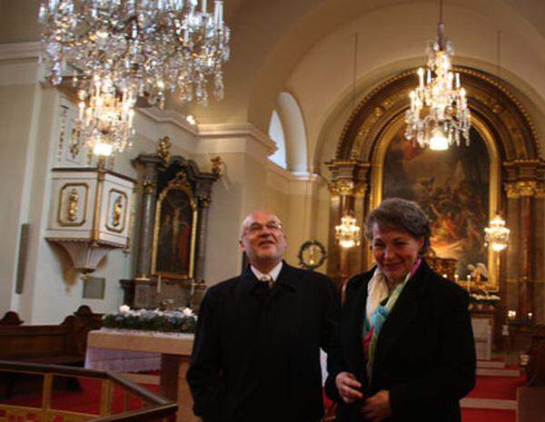 "Glückliche Ehe ist Leben", sagt er. Rudolf Gehring in der Kirche, umarmt von seiner Götter-Gattin. Seit dem Jahr 1973 sei der potenzielle Präsident mit Edeltraud "glücklich" verheiratet.