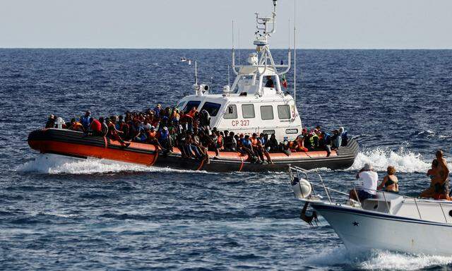 Ein Schiff der italienischen Küstenwache mit geretteten Migranten.