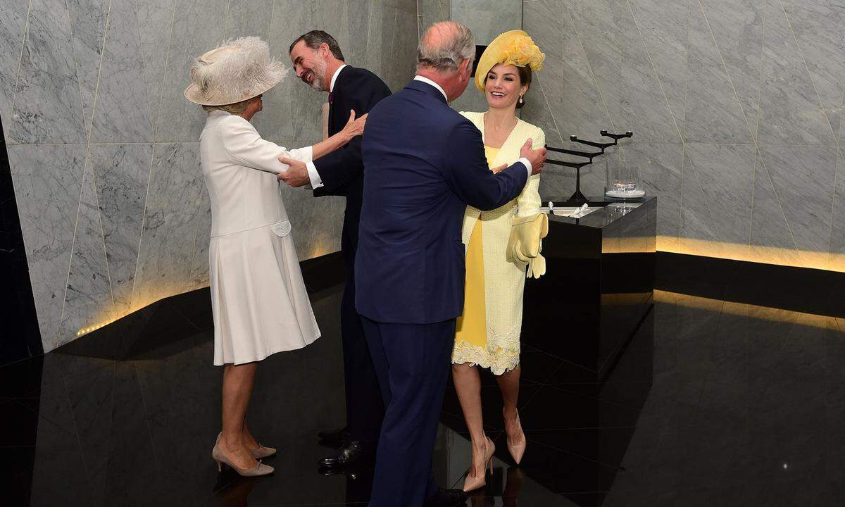 Hut (gefertigt von María Nieto) und Handschuhe sind im britischen Mode-Protokoll verankert. Mit beiden Accessoires sieht man die Spanierin fast ausschließlich wenn Königin Elizabeth II. in der Nähe ist.