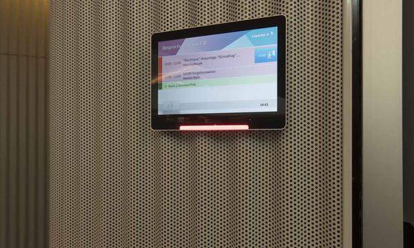 Die Räume werden über Outlook oder direkt vor Ort via Touchscreen gebucht.