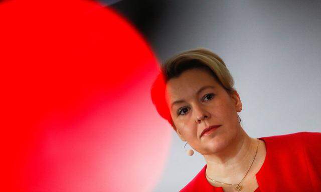 "Hatten in dieser Nacht volle Mannstärke bei Einsatzkräften": Berlins Regierungschefin Franziska Giffey (SPD) sieht keine Einschränkung bei der Polizei.