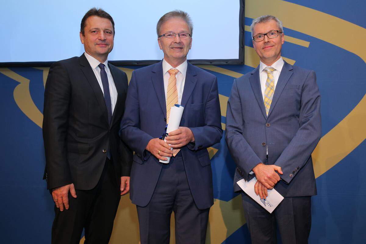 Bundesrat Klaus Fürlinger (li.) und Commerzbank-Direktor Andreas Roschanek (re.) zeichnen BMD-Chef  Manfred Wieser aus.