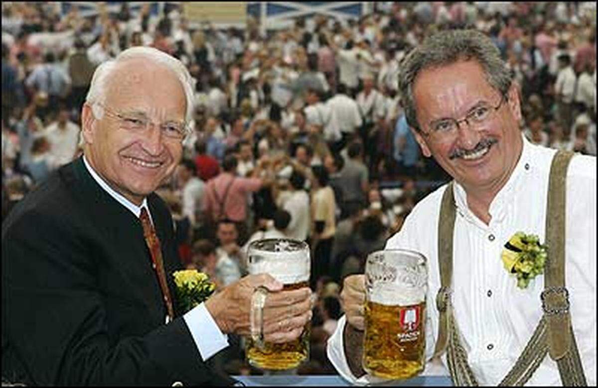 Mit drei kräftigen Schlägen hat Münchens Bürgermeister Christian Ude Punkt 12 Uhr das Bier zum Fließen gebracht. Wie immer sehr gekonnt, schließlich hatte der Bürgermeister bereits zum 13. Mal die Ehre. Wie es die Tradition verlangte, wurde das erste Maß Bier an den Ministerpräsidenten Edmund Stoiber gereicht.