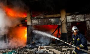 Ein Gebäude in Khan Yunis steht in Flammen. Israel hat seine Militäroffensive im Süden des Gazastreifens am Samstag fortgesetzt.