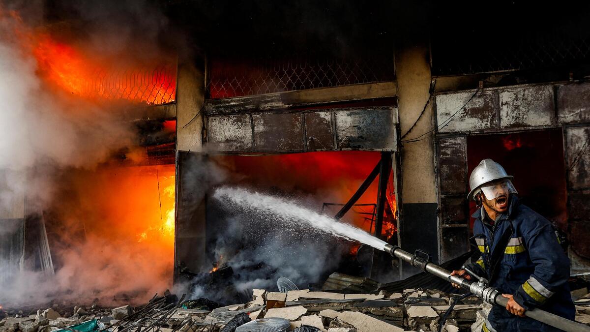 Ein Gebäude in Khan Yunis steht in Flammen. Israel hat seine Militäroffensive im Süden des Gazastreifens am Samstag fortgesetzt.