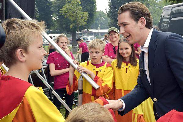 Auch Außenminister Sebastian Kurz (ÖVP) kam zum "Marsch für Jesus" und sprach zu den Teilnehmern: Er sei dankbar, "in einem Land zu leben, in dem Religionen ihren Glauben und ihre Überzeugungen öffentlich sichtbar machen können", sagte Kurz.