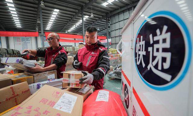 181111 LIANYUNGANG Nov 11 2018 Employees work at the distribution center of a delivery co