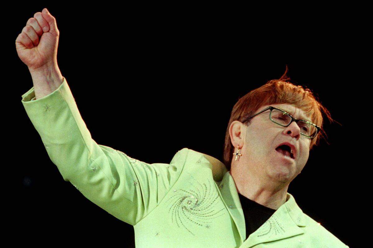 Elton John brachte das öffentliche Theater bereits ein paar Jahre zuvor hinter sich. Er outete sich Anfang der 90er, war danach als "Tunte" verschrien, das Image lag dar nieder. Sein Befreiungsschlag und Comeback war die Nummer "I'm Still Standing".