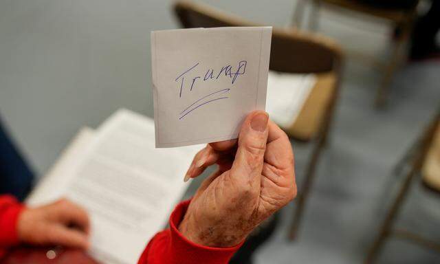 Mit handgeschriebenen Stimmzetteln wählten die Republikaner von Iowa am Montagabend ihren Favoriten fürs Weiße Haus: Donald Trump.