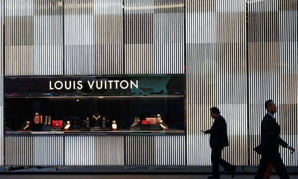 Wer auf Luxus steht, kommt am börsenotierten Konzern LVMH kaum vorbei. Zur französischen Gruppe zählen zum Beispiel die Bekleidungsmarken Louis Vuitton, Fendi, Givenchy und Marc Jacobs aber auch die Champagner-Hersteller Moët &amp; Chandon und Dom Pérignon. 28 Milliarden Dollar erlöste LVMH im Jahr 2017 aus Luxusgütern und verteidigt damit Platz eins im Deloitte-Ranking.