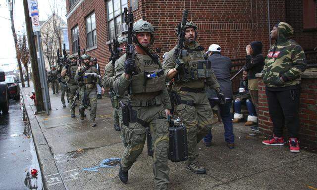 Zahlreiche Polizisten waren in den Straßen von Jersey unterwegs, viele von ihnen schwer bewaffnet.