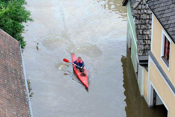 Auch Paddler waren in den Fluten unterwegs - zur Versorgung der in den oberen Stockwerken ausharrenden Menschen.