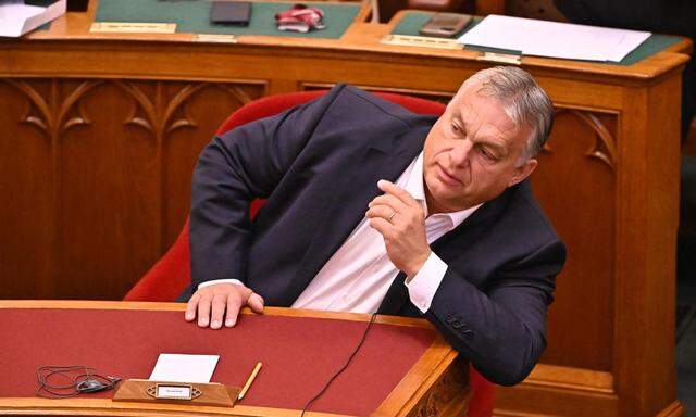 Regierungschef Viktor Orbán gibt nach, kritisiert Brüssel aber erneut.   
