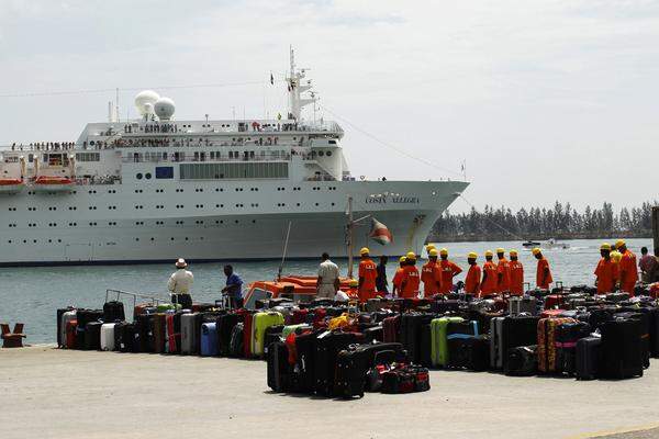 Nach Angaben der Reederei Costa Crociere will aber mehr als die Hälfte der 627 Passagiere ihren Urlaub fortsetzen. Sie sollen nun mit Schiffen zu Hotels auf verschiedenen Seychellen-Insel gebracht werden.