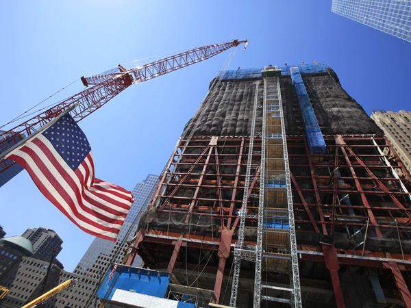 Das Herzstück des neuen World Trade Centers soll der "Freedom Tower" (offizieller Name: One World Trade Center) bilden. Mit 541 Metern wird er rund 130 Meter weiter als die Zwillingstürme (415 bzw. 417 Meter) in den Himmel ragen. Seit 2004 wird gebaut, derzeit sind rund 40 Etagen fertiggestellt. Die Eröffnung ist für 2013 geplant.