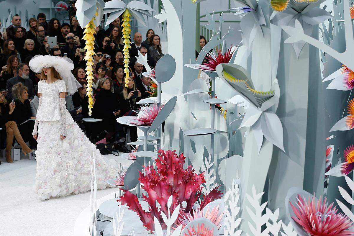 Nach dem Ausflug nach Salzburg zeigt Lagerfeld nun wieder Couture in Paris – luftige Kleider inmitten einer Blütenflut.