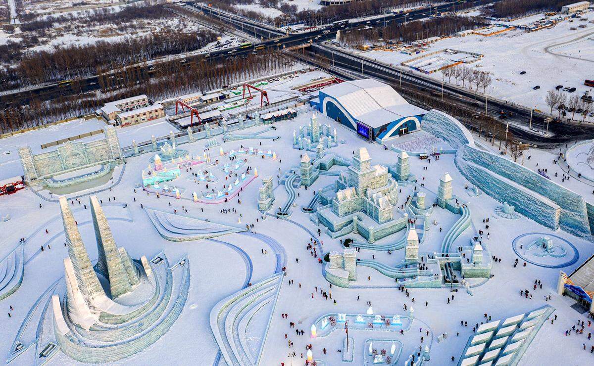 Auch abseits der Skipiste haben die Regionen einiges zu bieten. In Harbin etwa wird das jährlich weltgrößte Eis- und Schneefestival abgehalten und auch in Changchun, der Hauptstadt der Provin Jilin, gibt es ein Festival, das Schnee und Eis zelebriert.