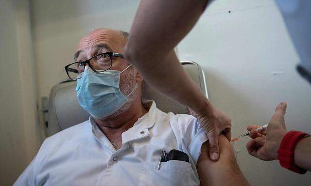 Arzt Dominique Lambert erhält in Marseille die Corona-Impfung von Biontech. Der Impfstoff ist auch der einzige, der derzeit in der EU zugelassen ist.