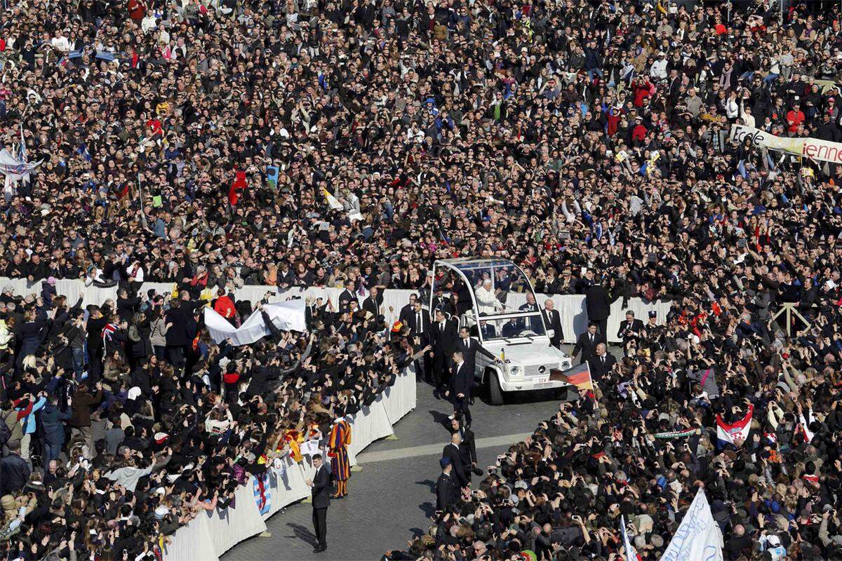 Schon seit dem frühen Mittwoch strömten tausende Pilger zum Platz, um von Benedikt vor seinem Amtsverzicht am Donnerstag Abschied zu nehmen.