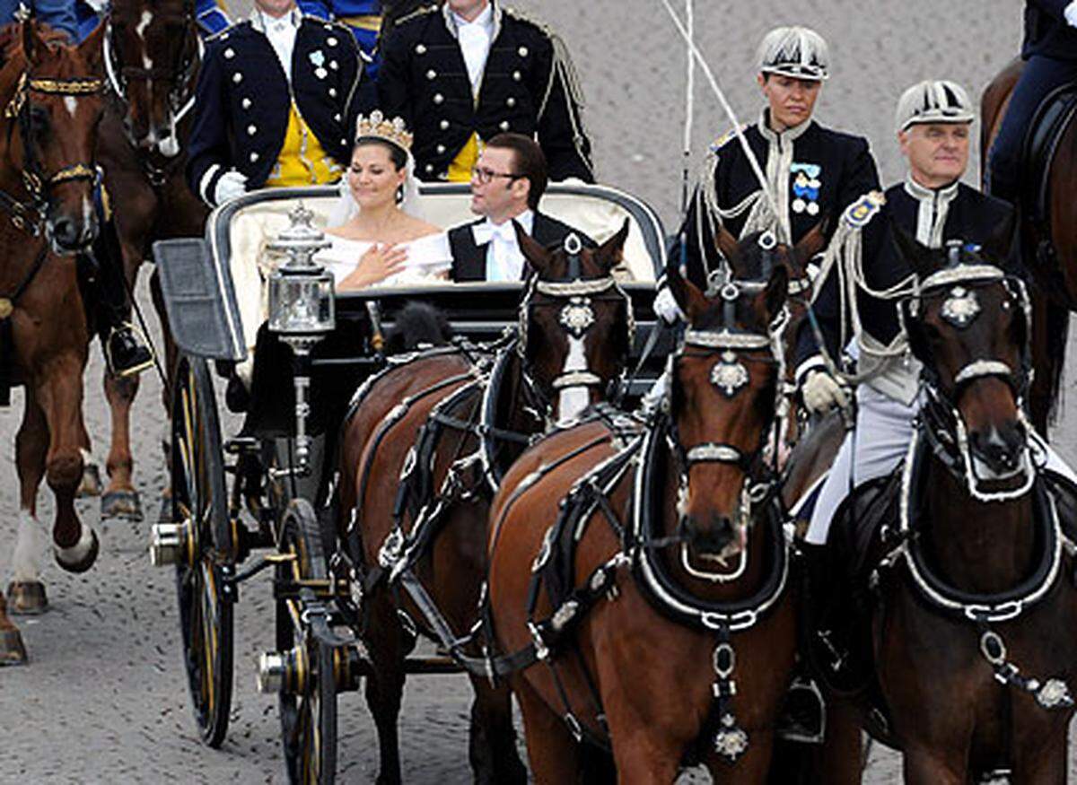 Unter dem Jubel der Zuschauer draußen gaben sich Victoria und Daniel einen öffentlichen Hochzeitskuss, bevor sie in einer offenen Kutsche zur Rundfahrt vorbei an Oper und Kungsgatan (Königsstraße) zum Vasa-Museum aufbrachen.