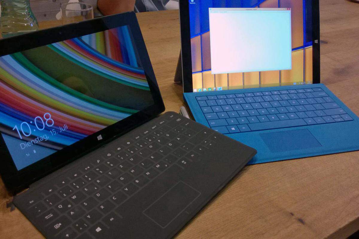 Microsoft hat einen weiten Weg hinter sich, seit das erste Surface-Tablet (Surface RT, links im Bild) auf den Markt kam. Das Surface Pro 3 hat einen stolzen Preis, bietet aber wie kaum ein anderes Gerät auf den Markt die Vermischung der Welten Tablet und Laptop. Allerdings müssen Interessenten (wenn das Gerät Ende August auf den Markt kommt) ein paar Kompromisse eingehen. Diese sind aber im Vergleich zu den Vorgängermodellen deutlich weniger geworden. Wie gut (oder schlecht) das Surface Pro 3 wirklich ist, wird erst ein ausführlicher Test zeigen können.