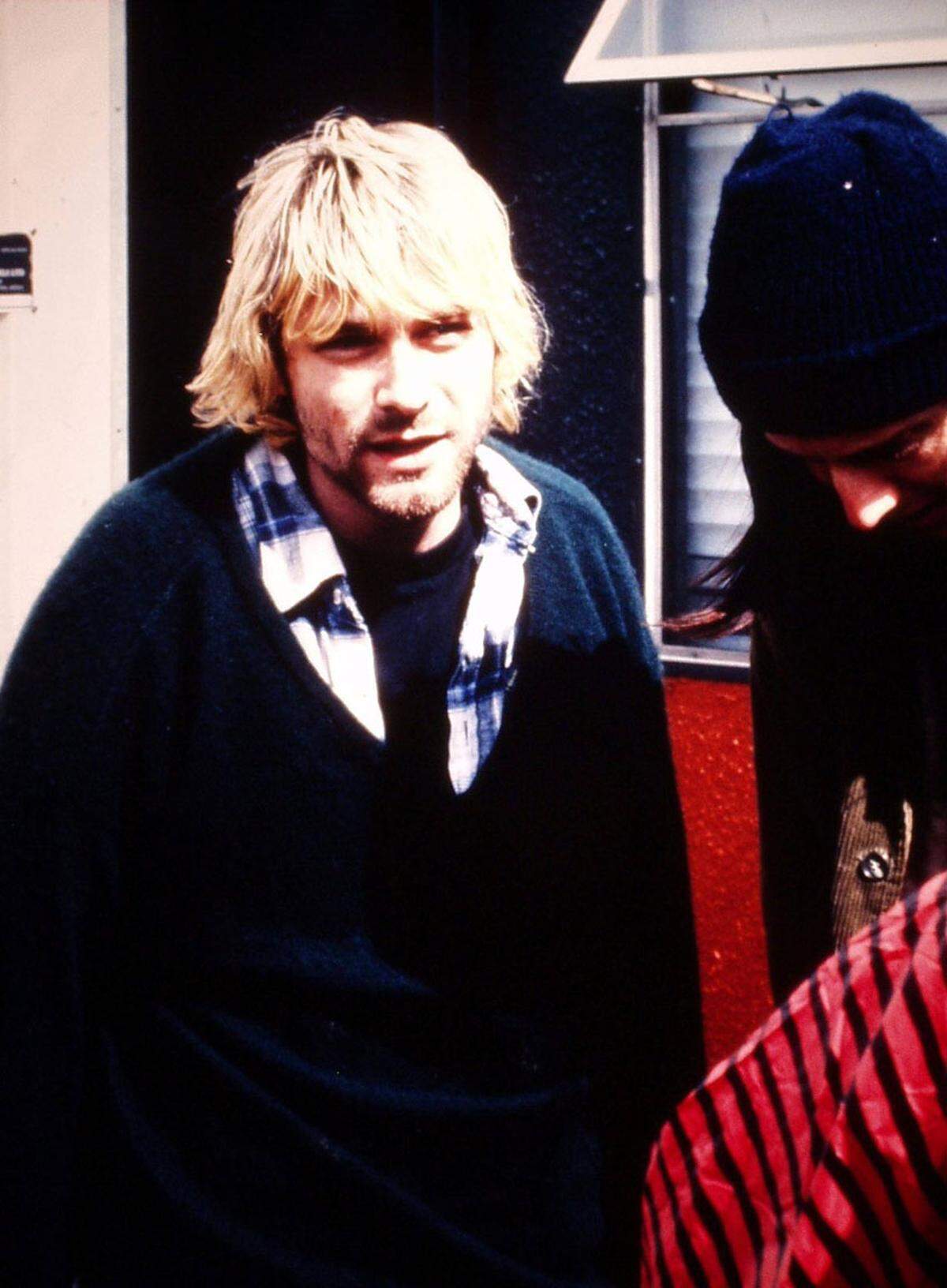 Geboren wurde Kurt Donald Cobain am 20. Februar 1967 in Aberdeen im US-Bundesstaat Washington. Als er acht Jahre alt war, ließen sich seine Eltern scheiden. Die Trennung hinterließ tiefe Spuren in Cobains Psyche - weil er hyperaktiv war, verschrieben ihm Ärzte Medikamente wie Ritalin.Mit 14 schenkte ein Onkel Kurt Cobain eine Gitarre. Im Jahr darauf lernte er Krist Novoselic kennen, der später Bassist von Nirvana werden sollte - beeinflusst von Bands aus der Gegend wie den Melvins.