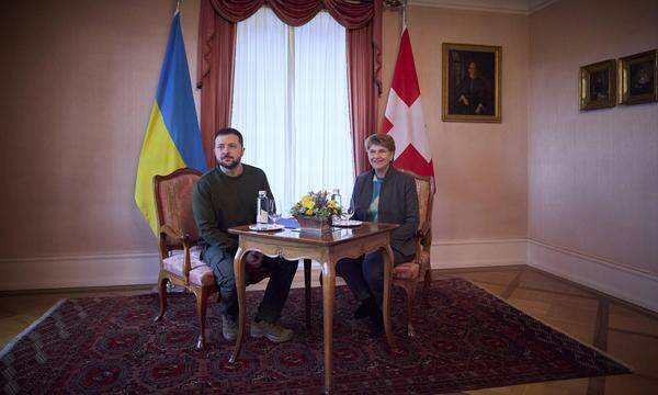 Der ukrainische Präsident, Wolodymyr Selenskij, mit seiner Schweizer Amtskollegin, Viola Amherd, in Bern. 