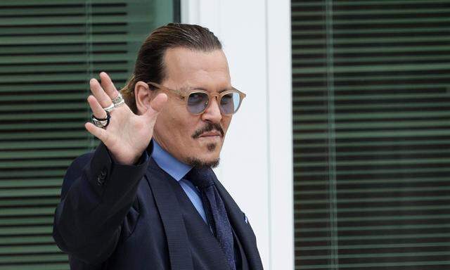 Depp fasst beruflich wieder Fuß: Sein Werbevertrag mit Dior wurde verlängert.