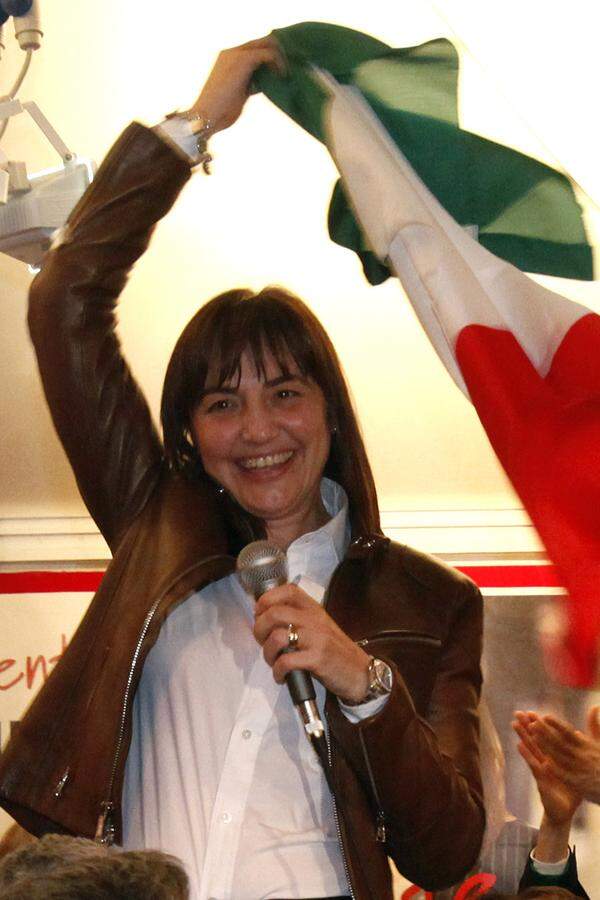 Ex-Gewerkschafterin Polverini war 2010-2012 Präsidentin der Region Latium, bis sie wegen eines Korruptionsskandals zurücktreten musste. Derzeit sitzt Polverini für die Berlusconi-Partei im Parlament. Wenn Berlusconi "vernichtet wird", könne die Partei nicht mehr Teil der Regierung sei, so ihre Meinung zum Gerichtsurteil.