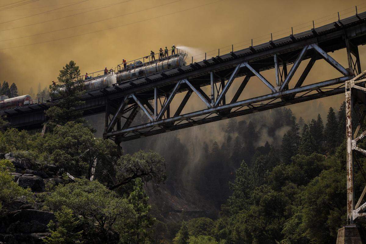 Feuerwehrleute bekämpfen Feuerherde im Plumas Nationalpark in Kalifornien.
