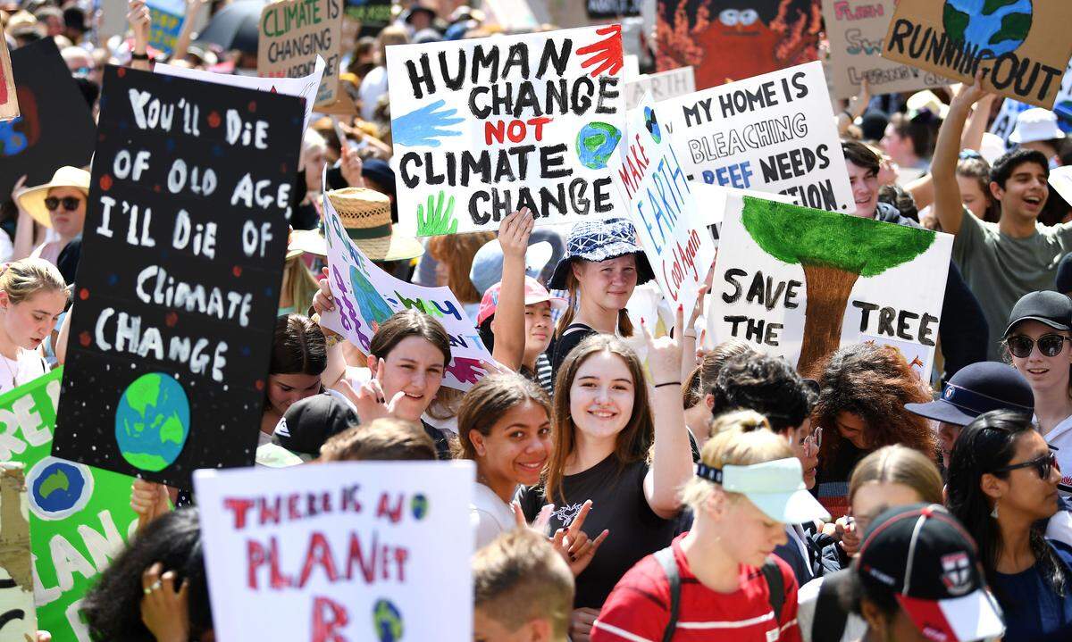 Der Startschuss für den weltweiten Klimastreik fiel bei Tagesanbruch an der Datumsgrenze im Pazifik. Auf den vom steigenden Meeresspiegel bedrohten Inseln Vanuatu, den Salomonen und Kiribati sangen Kinder "Wir sinken nicht, wir kämpfen".