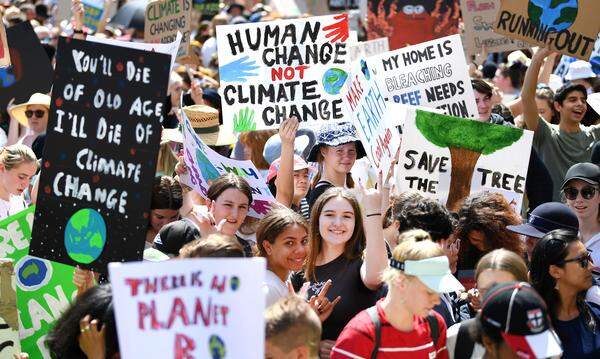 Der Startschuss für den weltweiten Klimastreik fiel bei Tagesanbruch an der Datumsgrenze im Pazifik. Auf den vom steigenden Meeresspiegel bedrohten Inseln Vanuatu, den Salomonen und Kiribati sangen Kinder "Wir sinken nicht, wir kämpfen".