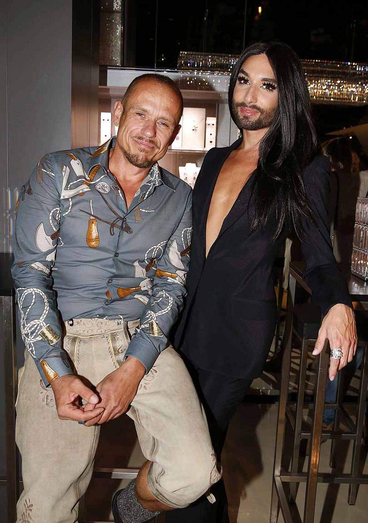 Eine, die es dann natürlich tatsächlich mühelos schaffte, ein Selfie mit Jean Paul Gaultier zu ergattern, war Conchita Wurst. Schließlich hatte der Designer die Songcontest-Gewinnerin schon bei den Pariser Haute-Couture-Schauen im Sommer 2014 über den Laufsteg geschickt. Im Bild: Conchita Wurst mit Gery Keszler.