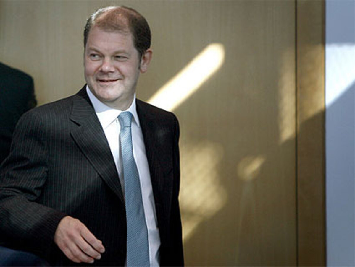 Die Nachfolge als Arbeitsminister tritt der 49-jährige Rechtsanwalt Olaf Scholz an. Scholz gilt als ehrgeiziger Politiker mit Organisationstalent und als Strippenzieher. Allerdings ist er auch nicht unumstritten in der SPD. Kritiker werfen ihm vor, die Seele der Partei nicht streicheln zu können und verbal gelegentlich daneben zu greifen. Seine Rhetorik wird von einigen als monoton empfunden.