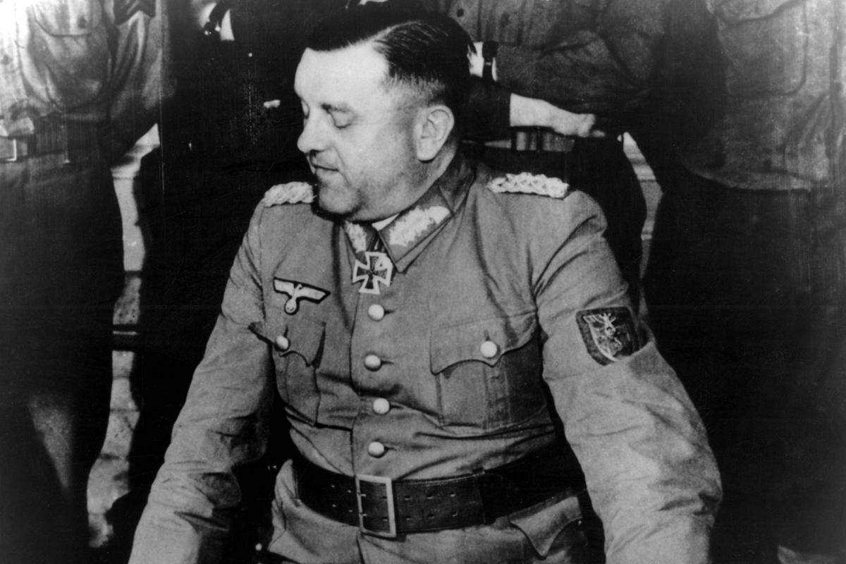 Die Stadtbesatzer stehen seit dem 9. August unter dem Kommando von General Dietrich von Choltitz (Bild). Er hat von Adolf Hitler den Befehl, Paris in Schutt und Asche zu legen, falls sich die Deutschen vor den anrückenden Alliierten zurückziehen müssten. Brücken und Gebäude wie der Louvre und der Eiffelturm werden vermint.