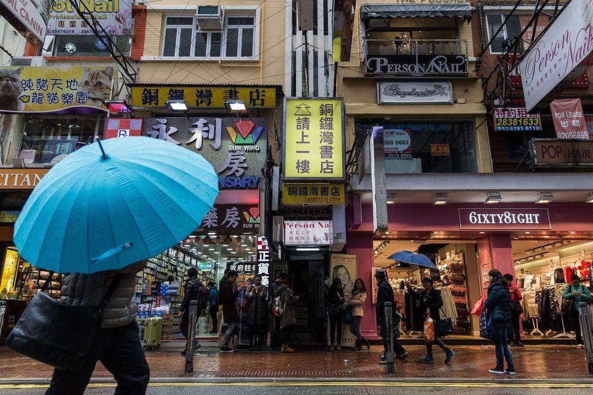 In Hong Kong, der teuersten Einkaufsstraße weltweit, müssen sich die Ladenbesitzer 24.679 Euro Jahresmiete für jeden Quadratmeter leisten.