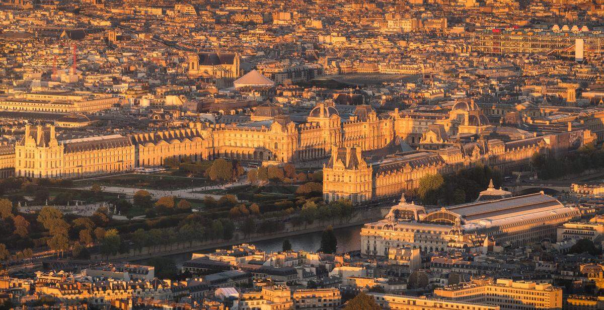 Neue Sicherheitsprotokolle sowie die Markeitingkampagne #ParisWeLoveYou haben zu einem großen Plus an Touristen geführt. Zwar kommt die überwiegende Zahl an Reisenden noch aus Nachbarländern, verstärkt bemüht man sich aber auch für US-Millennials. Paris hat eine der größten Hotelzimmerdichten Europas, die Nachfrage für bezahlbare Übernachtungsangebote stieg, auf Airbnb steht Paris auf Platz eins.