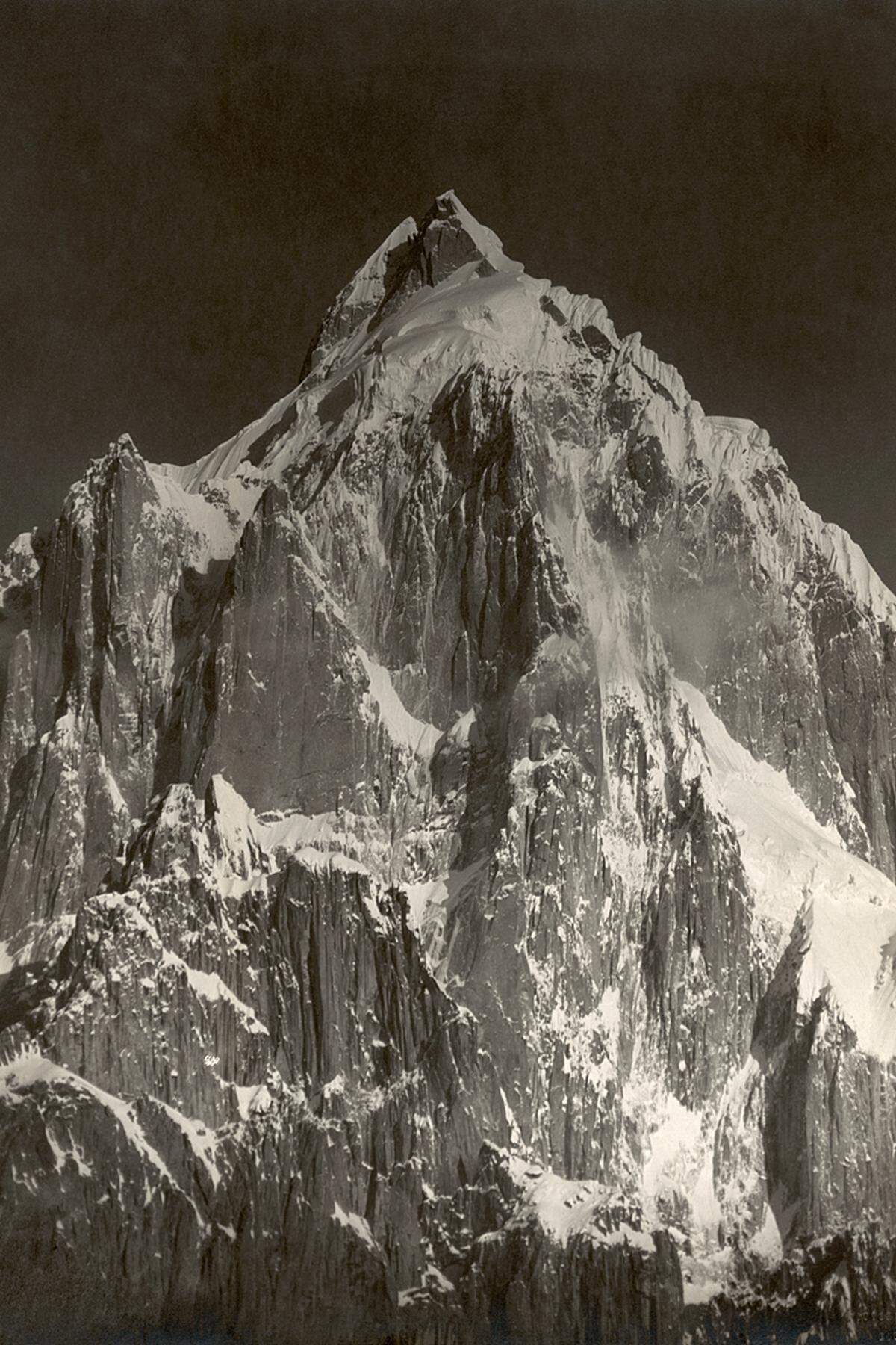 Ein Schwerpunkt der Ausstellung ist den großen Expeditionen gewidmet, die zu Beginn des 20. Jahrhunderts das Bild der Zeitschrift prägten. Vittorio Sella: Gipfel des Payu, Karakoram Gebirge, Kaschmir, 1909 (c) National Geographic Image Collection