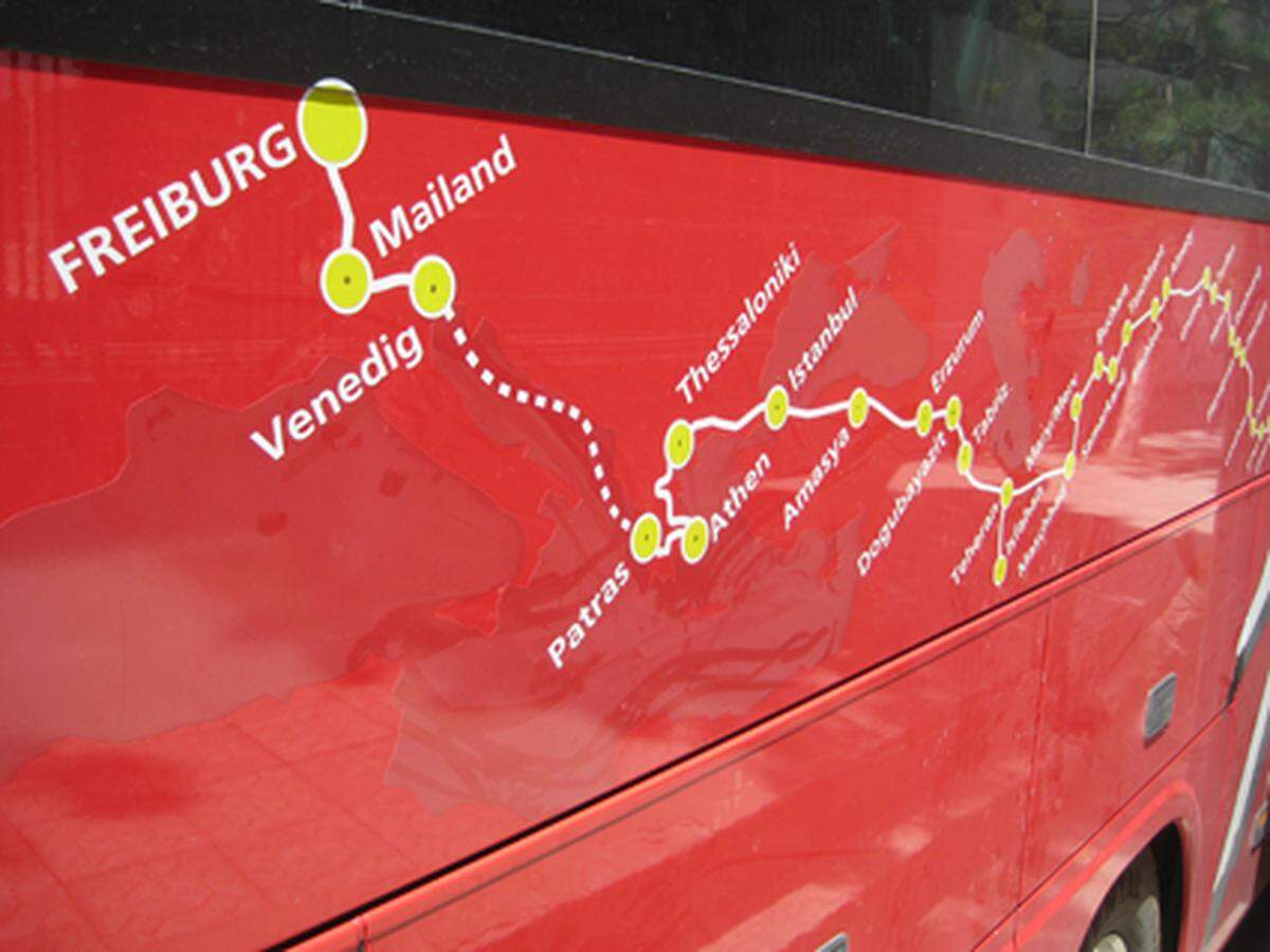 Mit einem roten Setra-Bus in acht Wochen von Freiburg im Breisgau bis Peking, solche weiten Reisen unternimmt der alternative Busveranstalter "Avanti-Reisen" in Baden-Württemberg.