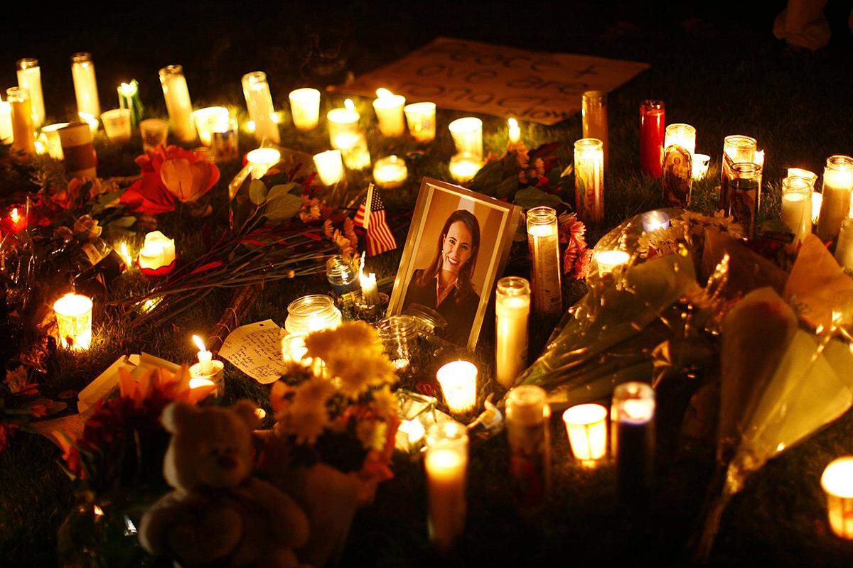 Trauer und Entsetzen in den Vereinigten Staaten: Ein Attentäter richtet bei einem öffentlichen Auftritt der Kongressabgeordneten Gabrielle Giffords in Tucson, Arizona, ein Blutbad an.