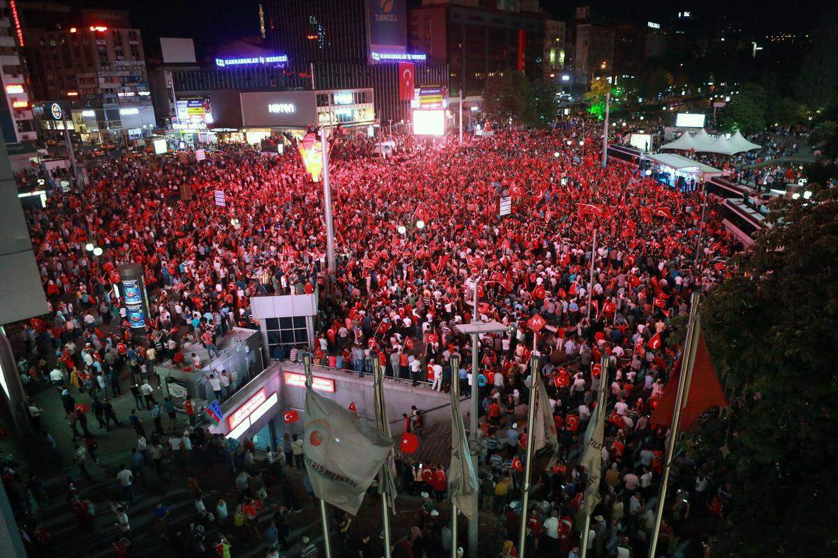 Der Kizilay Platz war in Ankara das Zentrum der Feiern der Erdogan-Anhänger.
